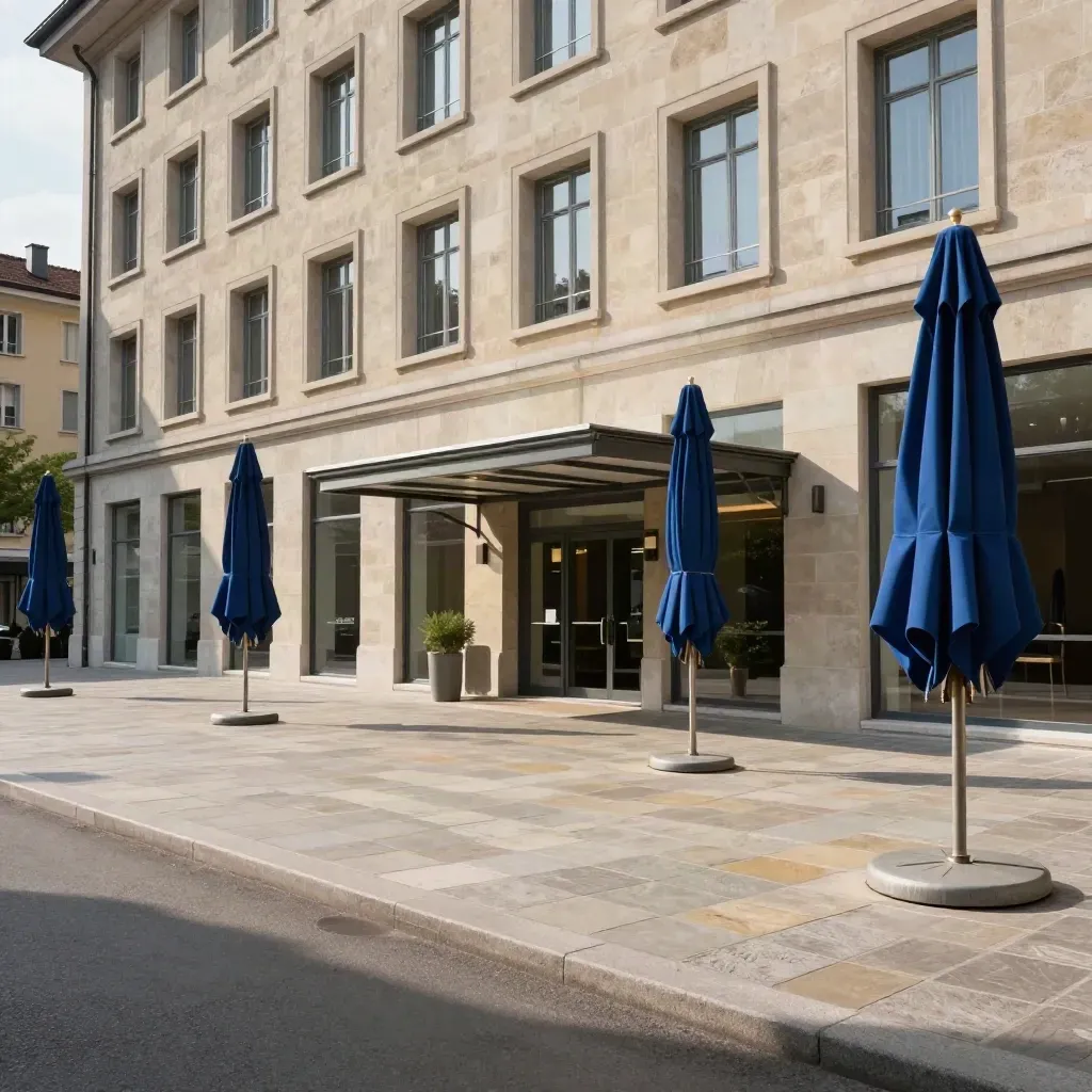 Genfer Meeting-Hotel aus Stein und Glas mit ruhigem Hof und geschlossener Sonnenschirmreihe